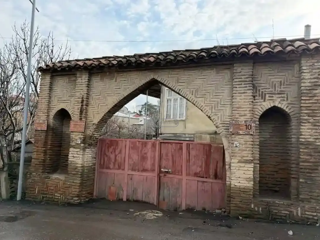 ქირავდება სახლი თელავში