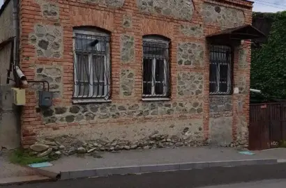 ძველი აშენებული სახლი თელავის ცენტრში