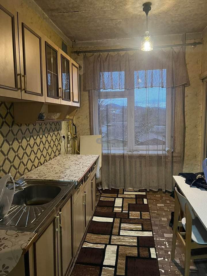 3-Room Apartment with a Loggia for Rent in Telavi