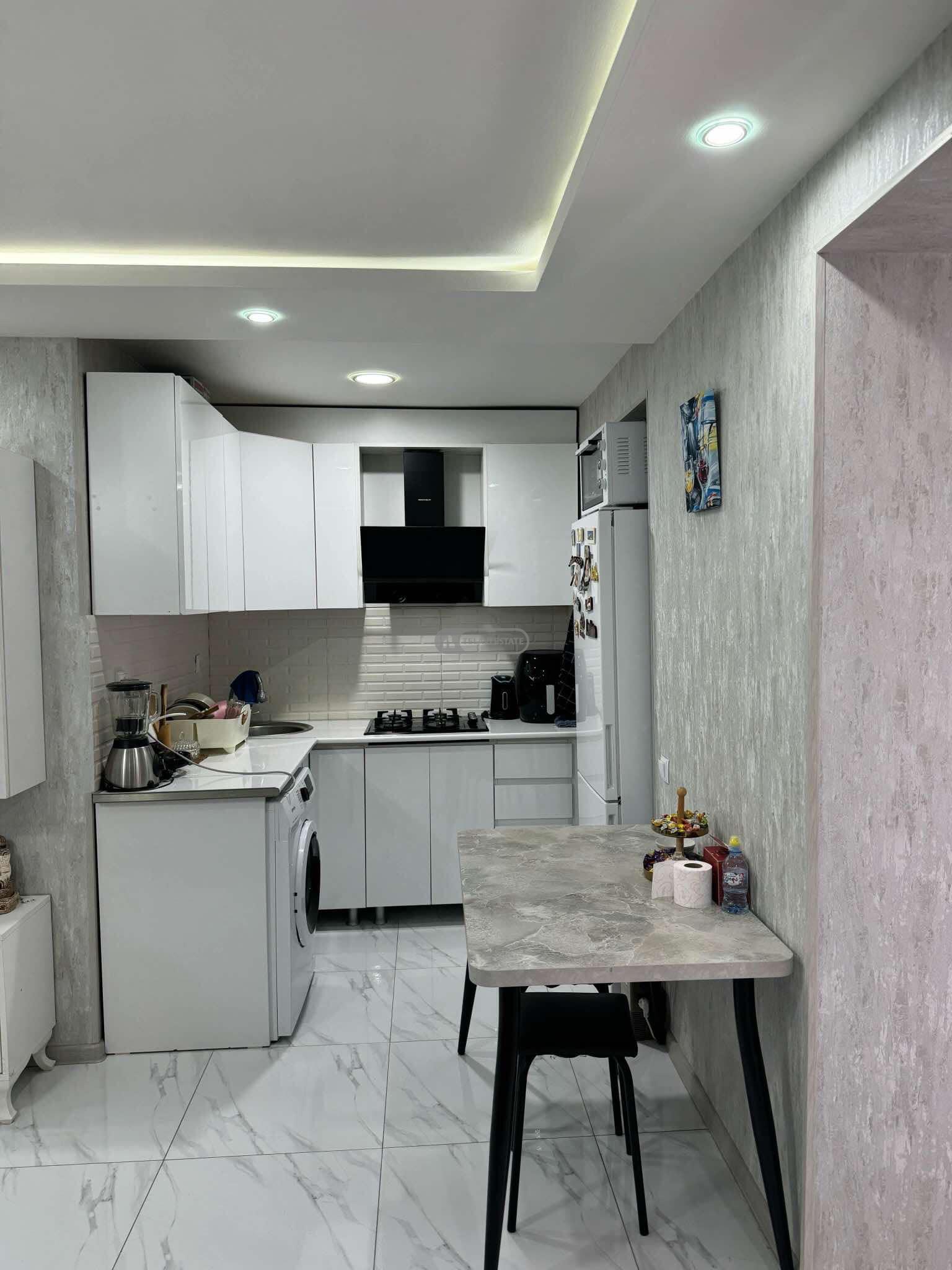 ოროთახნახევრიანი ბინა თელავის ცენტრში