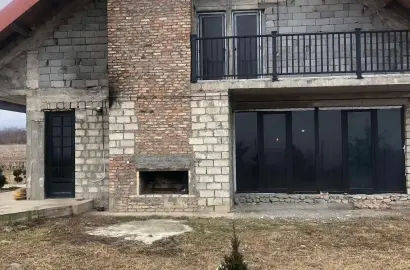 ახალი აშენებული სახლი ნასამხრალში