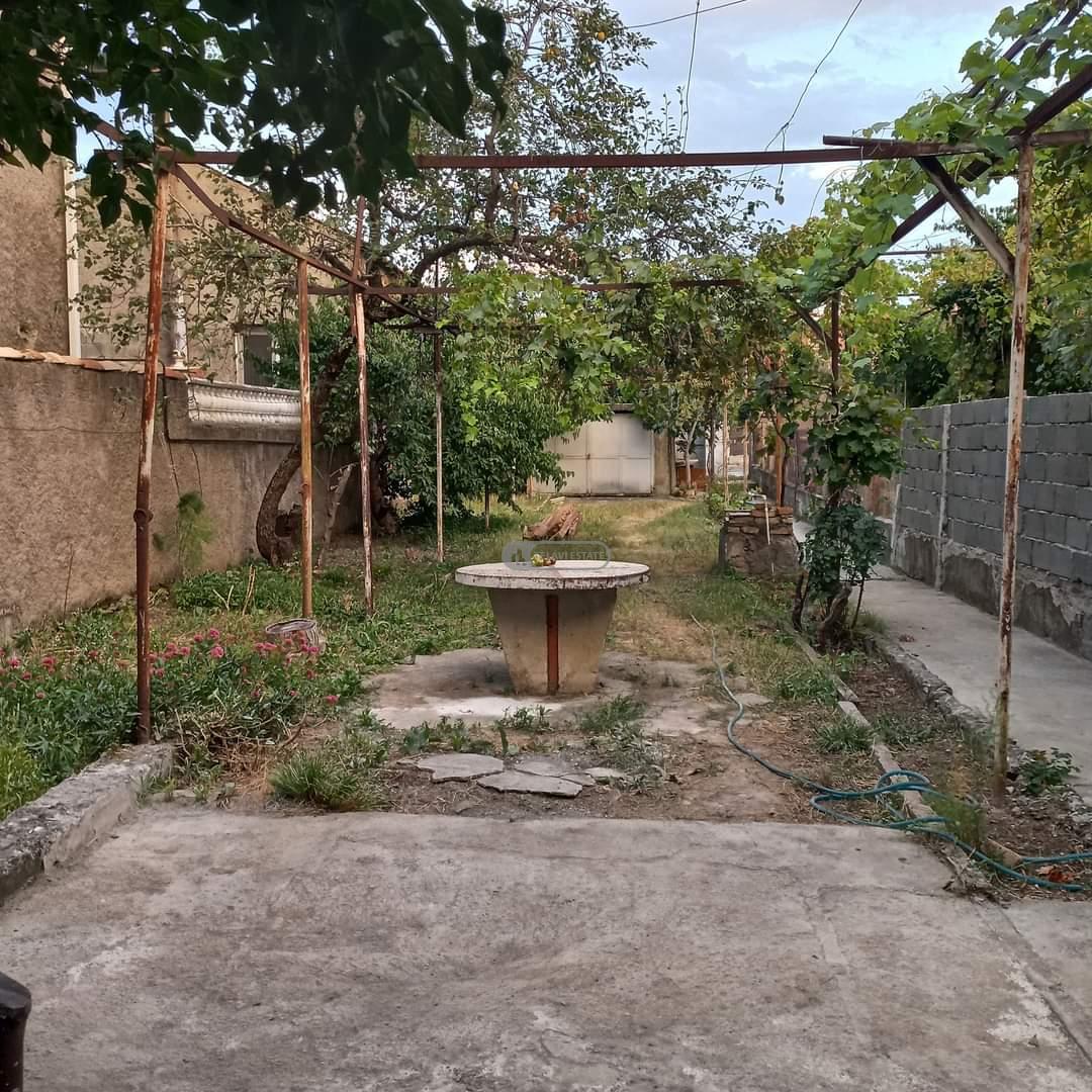 Двухэтажный дом в центре города