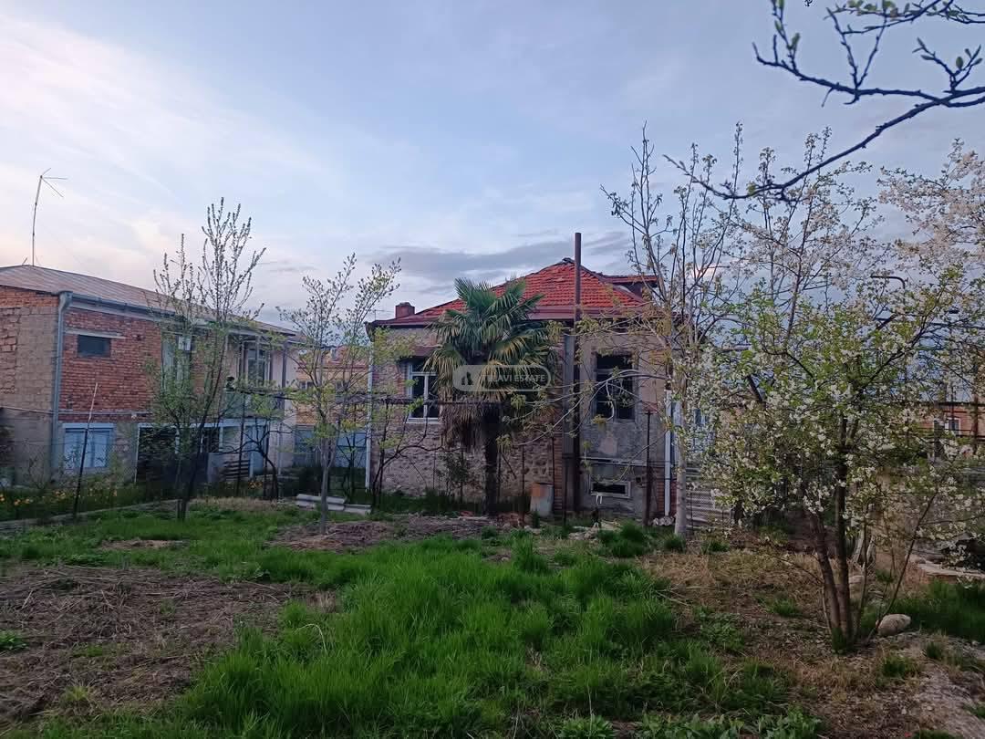 ორსართულიანი სახლი ქალაქ თელავში